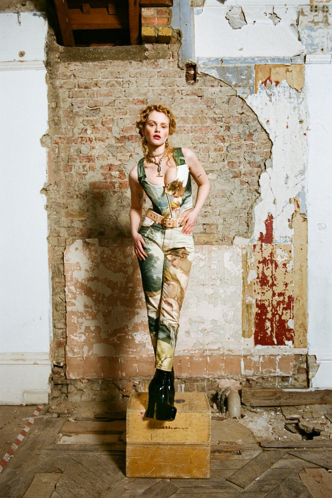 Vivienne Westwood merilis koleksi ready to wear fall 2021 yang 90% dari busananya ini terbuat dari material yang ramah lingkungan. Foto: Alice Dellal / Courtesy of Vivienne Westwood.