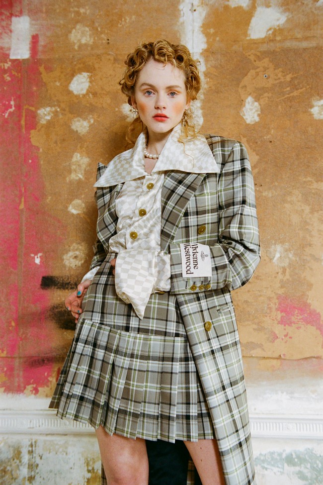 Vivienne Westwood merilis koleksi ready to wear fall 2021 yang 90% dari busananya ini terbuat dari material yang ramah lingkungan. Foto: Alice Dellal / Courtesy of Vivienne Westwood.