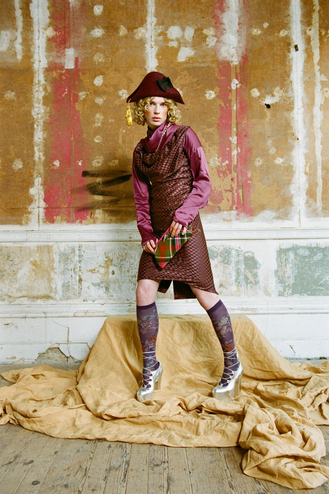 Vivienne Westwood merilis koleksi ready to wear fall 2021 yang 90% dari busananya ini terbuat dari material yang ramah lingkungan. Foto: Alice Dellal / Courtesy of Vivienne Westwood.