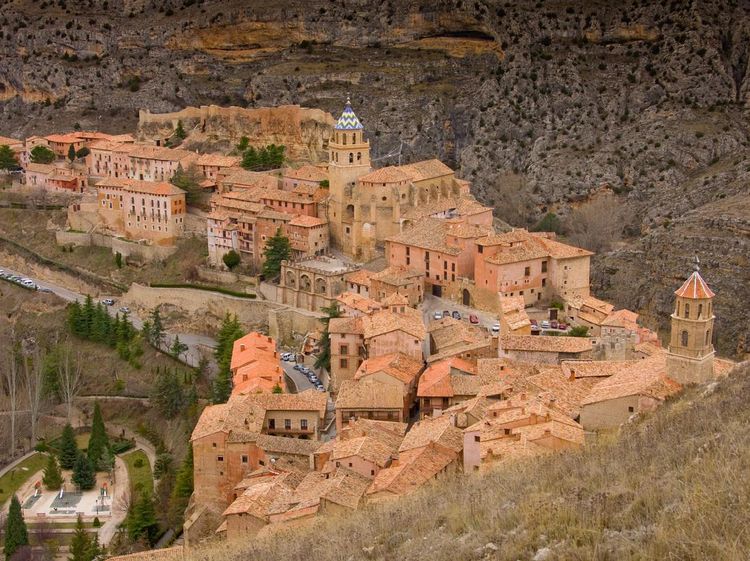 Foto: Albaraccin, Kota Pink Pastel di Puncak Gunung