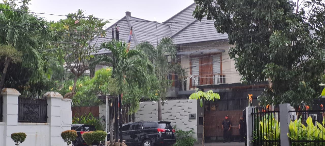 KPK geledah rumah diduga milik anggota DPR F-PDIP Ihsan Yunus terkait kasus bansos (Foto: Farih/detikcom)