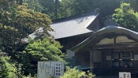 Dalam satu kawasan Kuil Hoshakuzan Kozen-ji ini ada beberapa bangunan dan pagoda. Kuil ini mempunyai cerita legenda tentang seekor anjing yang cepat dan berani bernama Hayataro.