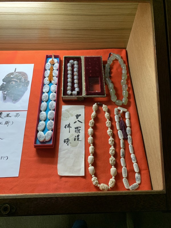Ketika masuk pintu utama, kita akan disuguhi oleh beberapa peninggalan biksu Buddha yang disusun rapi di atas pigura. Ada dua atau tiga meja pigura di sana, salah satunya berisi tasbih tapi bergambar Buddha. Ketika masuk pintu utama, kita akan disuguhi oleh beberapa peninggalan biksu Buddha yang disusun rapi di atas pigura. Ada dua atau tiga meja pigura di sana, salah satunya berisi tasbih tapi bergambar Buddha.