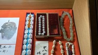 Ketika masuk pintu utama, kita akan disuguhi oleh beberapa peninggalan biksu Buddha yang disusun rapi di atas pigura. Ada dua atau tiga meja pigura di sana, salah satunya berisi tasbih tapi bergambar Buddha.