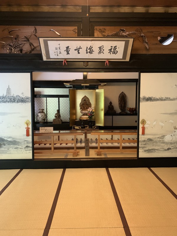 Di sana terdapat loket tiket untuk masuk ke dalam bangunan, tersedia juga omikuji (ramalan keberuntungan) dan berbagai suvenir. Tiket masuknya sekira 500 yen (sudah termasuk segelas ocha dan camilan manis). Di sana terdapat loket tiket untuk masuk ke dalam bangunan, tersedia juga omikuji (ramalan keberuntungan) dan berbagai suvenir. Tiket masuknya sekira 500 yen (sudah termasuk segelas ocha dan camilan manis).