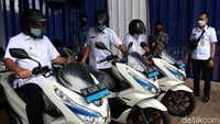 Pemkot Bandung melakukan kerja sama pinjam pakai 22 unit sepeda motor listrik dengan PT HHP Energi Indonesia. Motor bermerek Honda PCX berwarna putih ini diserahkan langsung perwakilan PT HHP Energi Indonesia kepada Wali Kota Bandung Oded M Danial di Balai Kota Bandung, Rabu (24/2/2021).