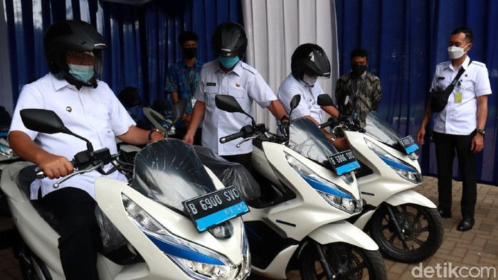 Kurangi Polusi, ASN Bandung Beraktivitas Pakai Motor Listrik Puluhan motor listrik diserahkan bagi ASN di Kota Bandung. Kegiatan itu merupakan kerja sama Pemkot Bandung dengan PT HPP Energy Indonesia untuk kurangi polusi.