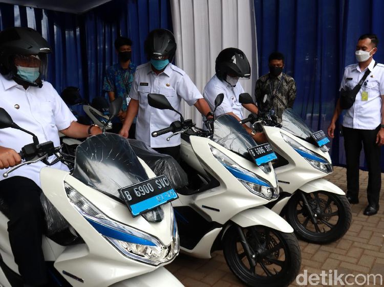 Kurangi Polusi, ASN Bandung Wara-wiri Pakai Motor Listrik