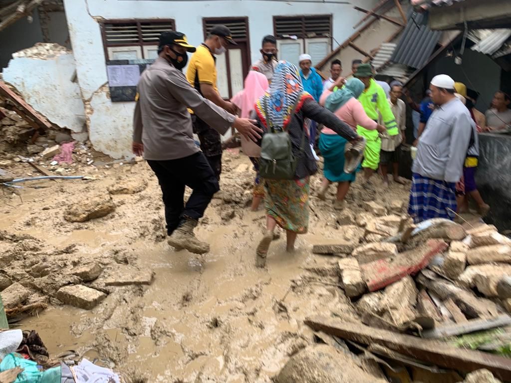 longsor di pamekasan madura timpa ponpes 5 santriwati meninggal dan 2 luka