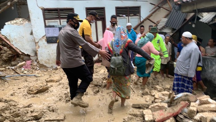 longsor di pamekasan madura timpa ponpes 5 santriwati meninggal dan 2 luka