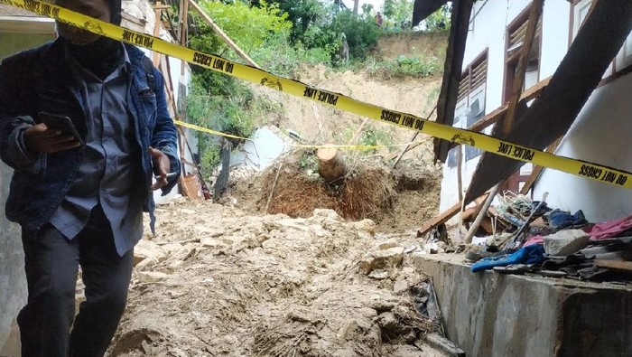 longsor di pamekasan madura timpa ponpes 5 santriwati meninggal dan 2 luka