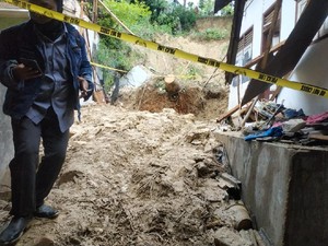 Antisipasi Longsor Susulan, Ponpes Annidhamiyah Pamekasan Di-police Line