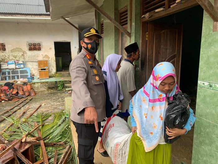 longsor di pamekasan madura timpa ponpes 5 santriwati meninggal dan 2 luka