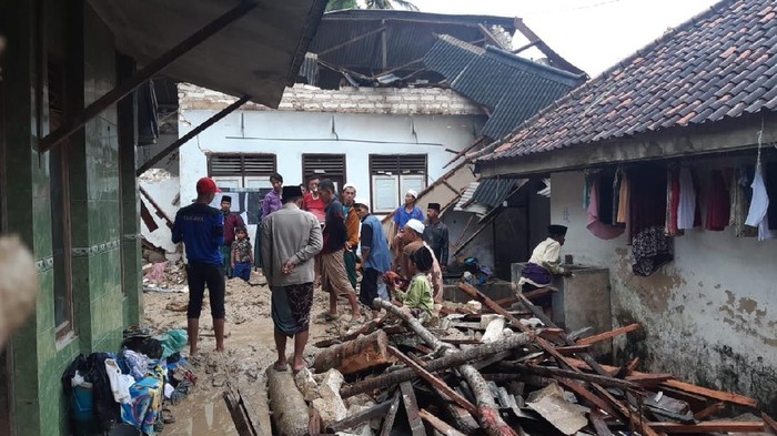 longsor di pamekasan madura timpa ponpes dan warga