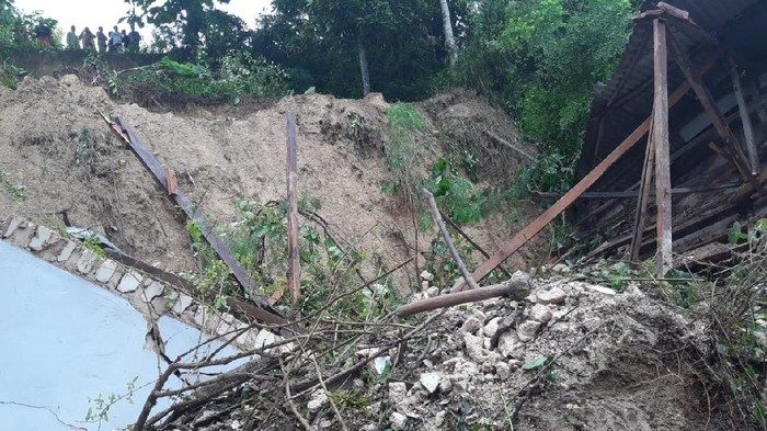 longsor di pamekasan madura timpa ponpes dan warga