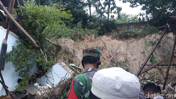 Longsor Pamekasan menimbun 5 santriwati Ponpes Annidhamiyah. Longsor di Pamekasan ini terjadi sekitar pukul 02.00 WIB usai dilanda hujan deras