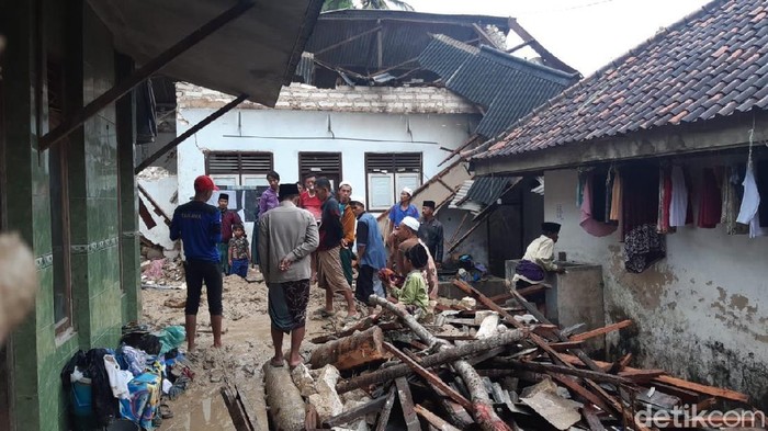 Longsor Pamekasan menimbun 5 santriwati Ponpes Annidhamiyah. Longsor di Pamekasan ini terjadi sekitar pukul 02.00 WIB usai dilanda hujan deras
