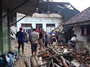 Detik-detik Longsor Pamekasan Timbun 5 Santriwati Ponpes Annidhamiyah