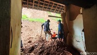 Pantauan di lokasi rumah pertama milik Budi Santoso di RT 1 RW 6. Rumah miliknya mengalami kerusakan pada ruang tamu dan teras rumah.