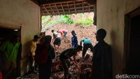 Longsor terjadi karena curah hujan lebat di wilayah Desa Menawan.