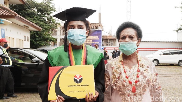 Mahasiswa UPI asal Papua Yosalina Kareth bersama ibunya saat mengikuti wisuda di kampusnya.