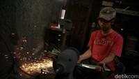Produksi golok hias terbagi dalam beberapa bagian dan uniknya warga di kampung ini berbagi tugas.