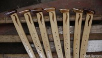 Ada khusus membuat sarung dan gagang golok lengkap dengan seni ukir yang khas.