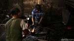 Foto: Pembuatan Golok dan Senjata Tajam Hias Pasirjambu