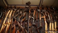 Sejatinya bukan hanya golok yang diproduksi warga setempat, tapi juga pisau, kujang, pedang, dan sebagainya.