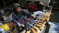 Nyaris setiap rumah di Kampung Sukamahi ambil bagian dalam kegiatan produksi golok.
