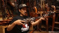Perajin membuat golok dan kujang di Kampung Sukamahi di Kecamatan Pasirjambu, Bandung, Jawa Barat, beberapa waktu lalu.