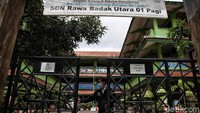 Presiden Joko Widodo (Jokowi) menargetkan 5 juta guru bisa divaksinasi COVID-19 dan selesai di akhir Juni 2021.