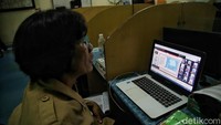 Hingga kini siswa-siswi masih diharuskan mengikuti pelajaran dari rumah secara daring. Bahkan beberapa guru di sekolah ada yang melakukan belajar daring dengan muridnya di ruangan sekolah . 