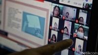 Adapun, pembelajaran dari rumah dilakukan secara daring atau online. Para guru dan peserta didik harus tetap berada di rumah serta melakukan kegiatan belajar mengajar via aplikasi online.