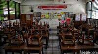Menurut keterangan guru sekolah saat ini sudah memasuki satu tahun seluruh sekolah di Jakarta masih tutup karena pandemi COVID-19.  