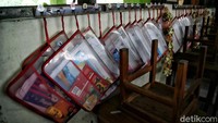 Pandemi COVID-19 hampir telah selama satu tahun lamanya. Virus Corona yang menjadi pembicaraan menular dengan mudah dan mengubah segala kebiasaan manusia, termasuk belajar tatap muka di sekolah.