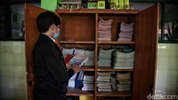 Berdasarkan pantauan di SMA 70 Bulungan, Jakarta Selatan pagi hari ini, sudah ramai dengan para guru, dosen dan tenaga kependidikan yang akan divaksin.