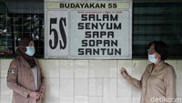 Apabila itu tercapai, Menteri Pendidikan dan Kebudayaan Nadiem Makarim mengatakan proses belajar tatap muka di sekolah bisa terlaksana di Juli 2021.