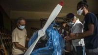Adolfo Rivera, pensiunan insinyur mesin Kuba, dengan cerdik dan keras membuat pesawat kayu di garasi kecil gudangnya.