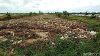 Penampakan Sungai Piji di Desa Kesambi Kecamatan Mejobo, Kabupaten Kudus, Jawa Tengah, yang dipenuhi sampah, Rabu (24/2/2021).