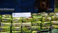 Badan Narkotika Nasional (BNN) memusnahkan sejumlah barang bukti narkotika jenis sabu seberat 84,587 kilogram dan ganja seberat 115,854 kilogram.
