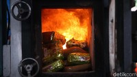 Barang haram tersebut dimusnahkan dengan cara dimasukan ke mesin oven.