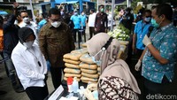 Risma melihat barang bukti yang akan dimusnahkan.