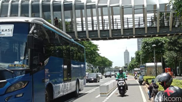 Motor melintas di jalur sepeda permanen Jl Sudirman Jakarta