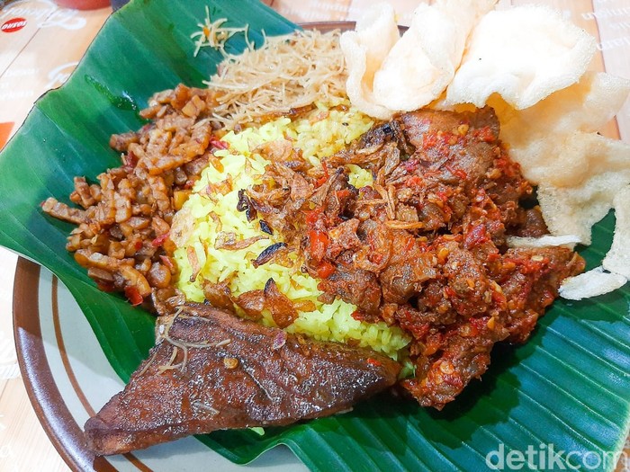 nasi uduk pasar thomas yang terkenal lezat dengan 30 lauk