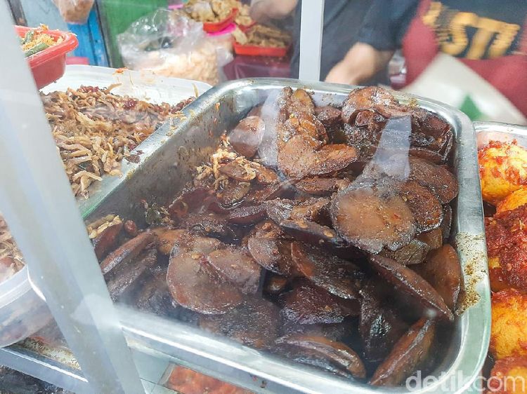 Sedapnye! Nasi Uduk Pakai Lauk Semur Jengkol yang Jadi Primadona