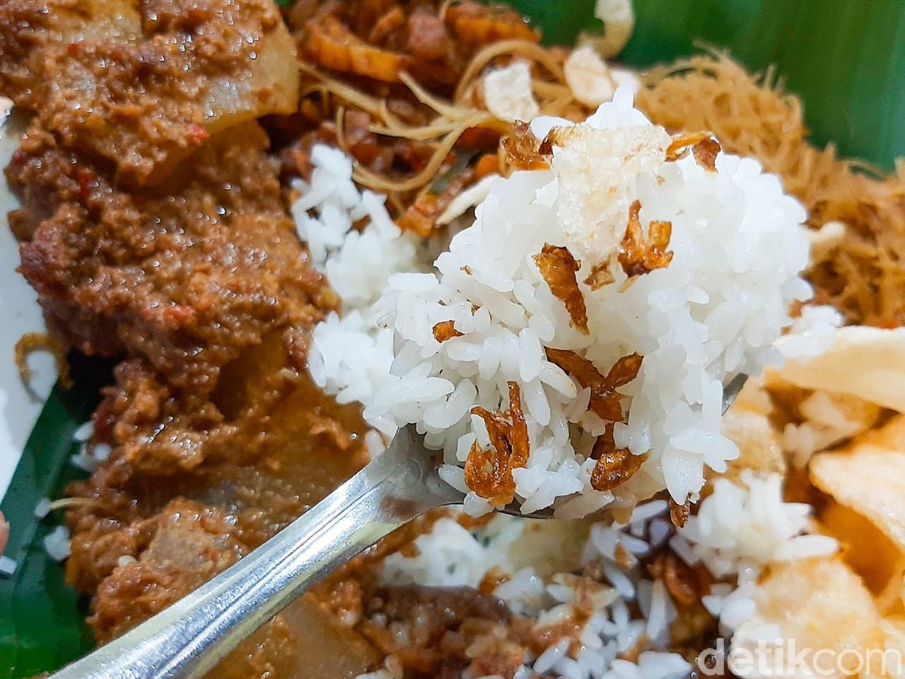 nasi uduk pasar thomas yang terkenal lezat dengan 30 lauk