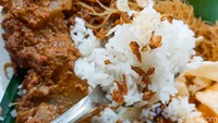 Nasi uduk di sini juga jadi juara. Aromanya sangat wangi dan rasa gurih juga kuat. Tak heran kalau selalu diburu pelanggan. Dalam sehari, Nasi Uduk Pasar Thomas ini bisa habiskan 50 liter beras lho! Foto: detikFood/Yenny Mustika Sari