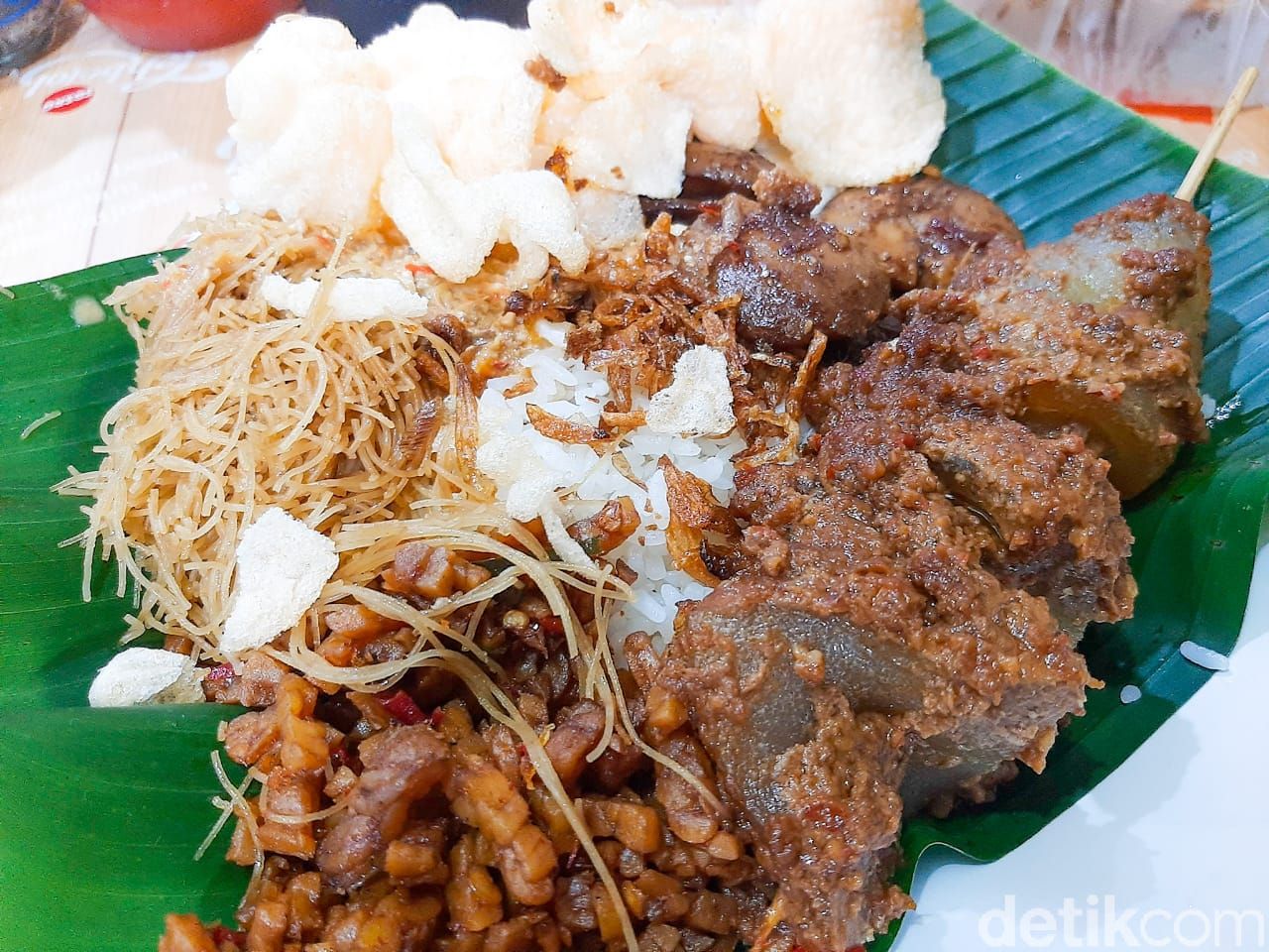 nasi uduk pasar thomas yang terkenal lezat dengan 30 lauk