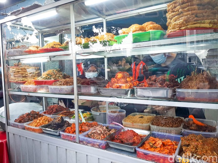 nasi uduk pasar thomas yang terkenal lezat dengan 30 lauk